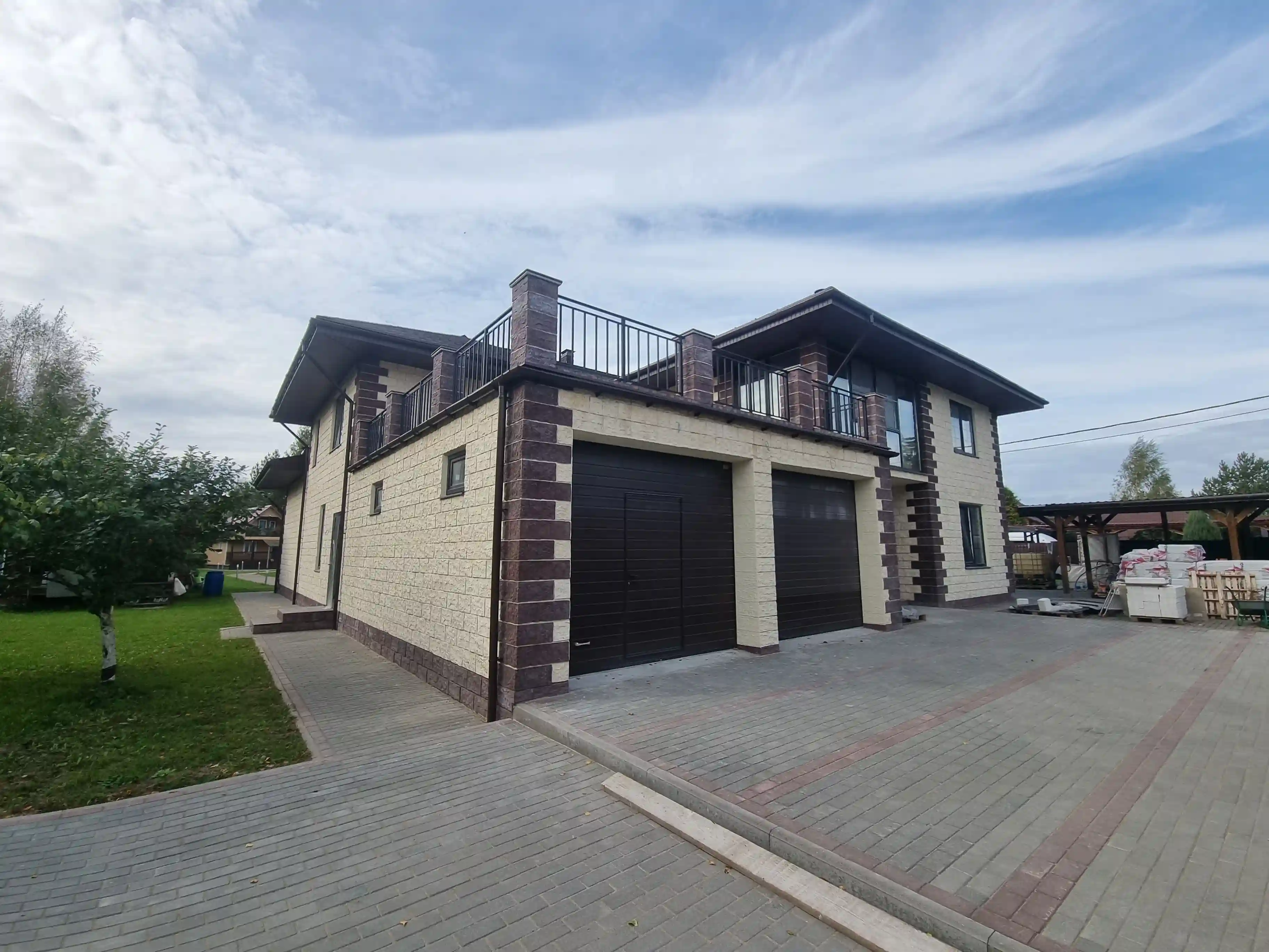 Фасад коттеджа из керамзитобетона с облицовкой