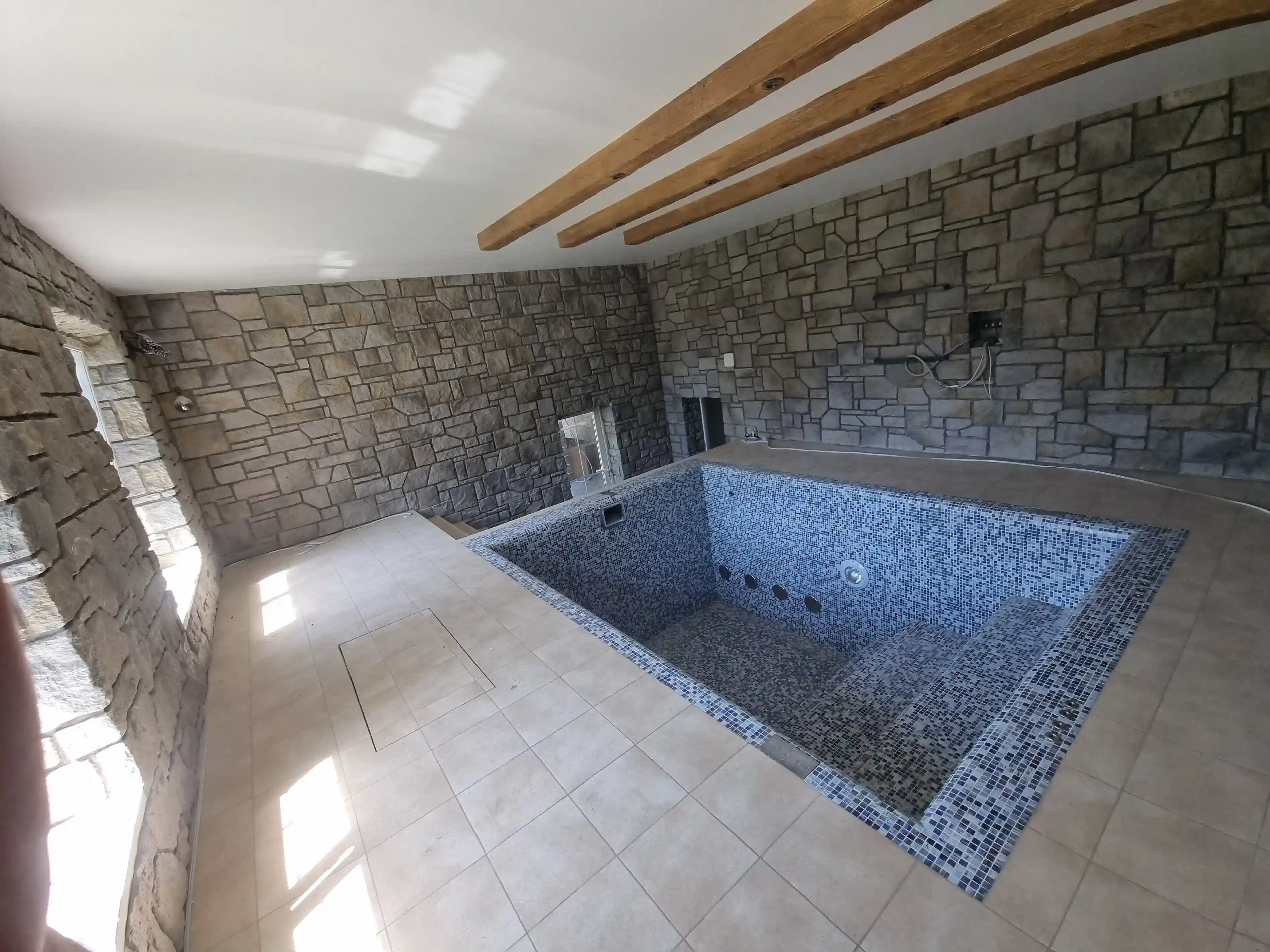 Лестница под дуб в гостиной