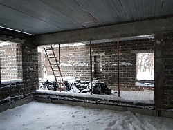 Коттедж из кирпича ЛСР. Отделка фасада камнем травертин. - СтройЛюкс