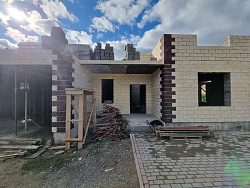 Дом из керамзитобетонных блоков 450 м² с облицовкой - детальное фото