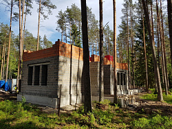 Коттедж из кирпича ЛСР. Отделка фасада камнем травертин. - СтройЛюкс