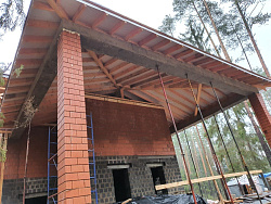 Коттедж из кирпича ЛСР. Отделка фасада камнем травертин. - СтройЛюкс