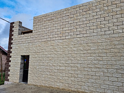 Дом из керамзитобетонных блоков 450 м² с облицовкой - детальное фото