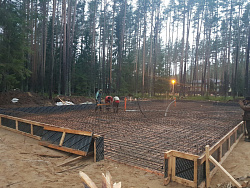 Коттедж из кирпича ЛСР. Отделка фасада камнем травертин. - СтройЛюкс