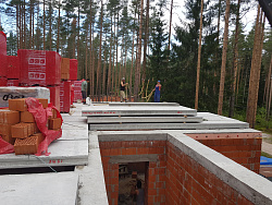 Коттедж из кирпича ЛСР. Отделка фасада камнем травертин. - СтройЛюкс