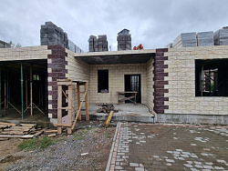 Дом из керамзитобетонных блоков 450 м² с облицовкой - детальное фото