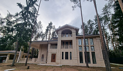 Коттедж из кирпича ЛСР. Отделка фасада камнем травертин. - СтройЛюкс