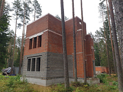 Коттедж из кирпича ЛСР. Отделка фасада камнем травертин. - СтройЛюкс