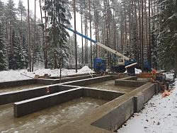 Коттедж из кирпича ЛСР. Отделка фасада камнем травертин. - СтройЛюкс