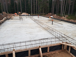 Коттедж из кирпича ЛСР. Отделка фасада камнем травертин. - СтройЛюкс