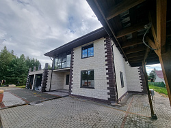 Дом из керамзитобетонных блоков 450 м² с облицовкой - детальное фото