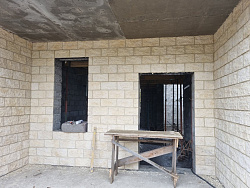 Дом из керамзитобетонных блоков 450 м² с облицовкой - детальное фото