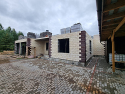 Дом из керамзитобетонных блоков 450 м² с облицовкой - детальное фото