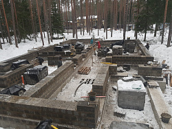 Коттедж из кирпича ЛСР. Отделка фасада камнем травертин. - СтройЛюкс