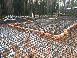 Коттедж из кирпича ЛСР. Отделка фасада камнем травертин. - СтройЛюкс