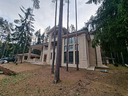 Коттедж из кирпича ЛСР. Отделка фасада камнем травертин. - СтройЛюкс