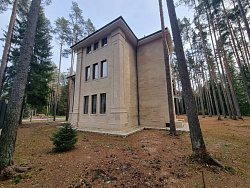 Коттедж из кирпича ЛСР. Отделка фасада камнем травертин. - СтройЛюкс