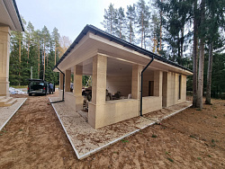 Коттедж из кирпича ЛСР. Отделка фасада камнем травертин. - СтройЛюкс