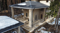 Коттедж из кирпича ЛСР. Отделка фасада камнем травертин. - СтройЛюкс