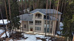 Коттедж из кирпича ЛСР. Отделка фасада камнем травертин. - СтройЛюкс