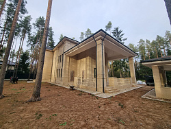 Коттедж из кирпича ЛСР. Отделка фасада камнем травертин. - СтройЛюкс