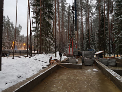 Коттедж из кирпича ЛСР. Отделка фасада камнем травертин. - СтройЛюкс