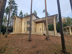 Коттедж из кирпича ЛСР. Отделка фасада камнем травертин. - СтройЛюкс