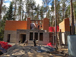 Коттедж из кирпича ЛСР. Отделка фасада камнем травертин. - СтройЛюкс