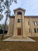 Коттедж из кирпича ЛСР. Отделка фасада камнем травертин. - СтройЛюкс