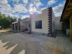 Дом из керамзитобетонных блоков 450 м² с облицовкой - детальное фото