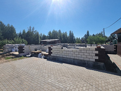 Дом из керамзитобетонных блоков 450 м² с облицовкой - детальное фото