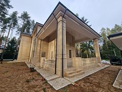 Коттедж из кирпича ЛСР. Отделка фасада камнем травертин. - СтройЛюкс