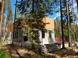 Коттедж из кирпича ЛСР. Отделка фасада камнем травертин. - СтройЛюкс