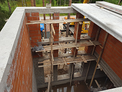 Коттедж из кирпича ЛСР. Отделка фасада камнем травертин. - СтройЛюкс