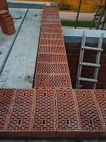 Коттедж из кирпича ЛСР. Отделка фасада камнем травертин. - СтройЛюкс