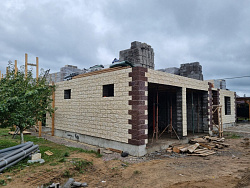 Дом из керамзитобетонных блоков 450 м² с облицовкой - детальное фото