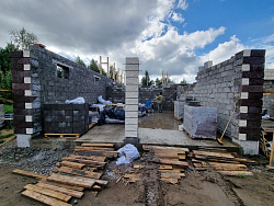 Дом из керамзитобетонных блоков 450 м² с облицовкой - детальное фото