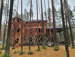 Коттедж из кирпича ЛСР. Отделка фасада камнем травертин. - СтройЛюкс