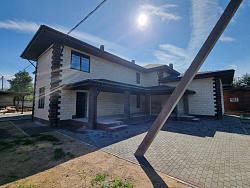 Дом из керамзитобетонных блоков 450 м² с облицовкой - детальное фото