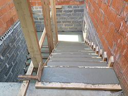 Коттедж из кирпича ЛСР. Отделка фасада камнем травертин. - СтройЛюкс