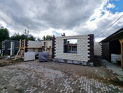 Дом из керамзитобетонных блоков 450 м² с облицовкой - детальное фото