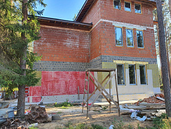 Коттедж из кирпича ЛСР. Отделка фасада камнем травертин. - СтройЛюкс