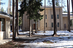 Коттедж из кирпича ЛСР. Отделка фасада камнем травертин. - СтройЛюкс