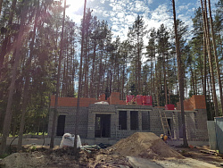 Коттедж из кирпича ЛСР. Отделка фасада камнем травертин. - СтройЛюкс