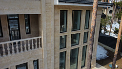 Коттедж из кирпича ЛСР. Отделка фасада камнем травертин. - СтройЛюкс