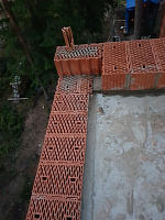 Коттедж из кирпича ЛСР. Отделка фасада камнем травертин. - СтройЛюкс