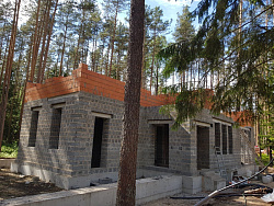 Коттедж из кирпича ЛСР. Отделка фасада камнем травертин. - СтройЛюкс