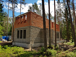 Коттедж из кирпича ЛСР. Отделка фасада камнем травертин. - СтройЛюкс