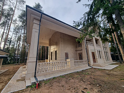 Коттедж из кирпича ЛСР. Отделка фасада камнем травертин. - СтройЛюкс