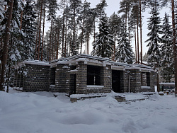 Коттедж из кирпича ЛСР. Отделка фасада камнем травертин. - СтройЛюкс